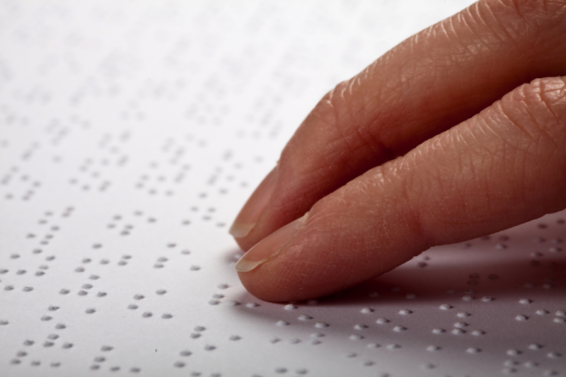 una persona lee con el sistema braille