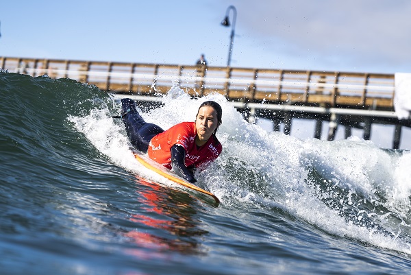 sarah surfeando