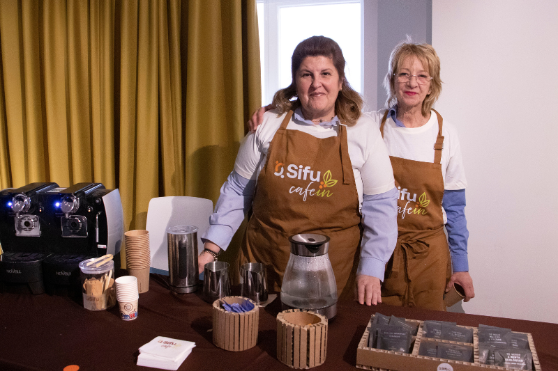 trabajadoras cafe in en un coffee corner sifu