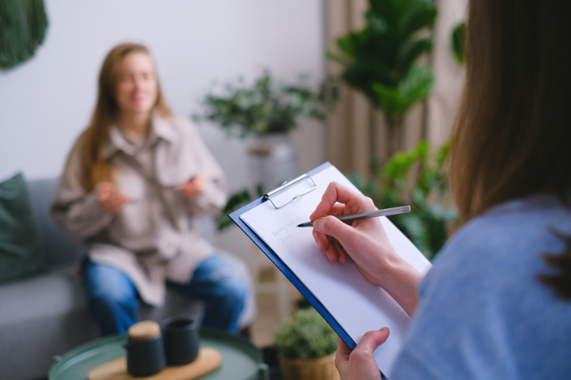 una mujer recibe tratamiento de salud mental