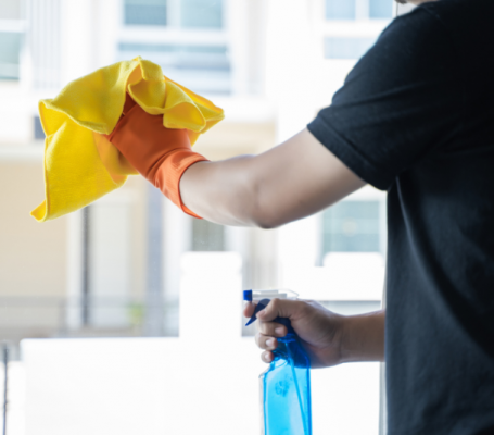 Una persona trabajando en servicios de limpieza para empresas