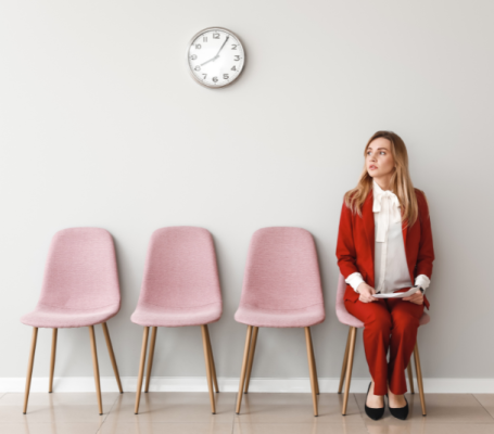 Una mujer en una sala de espera antes de una entrevista de trabajo